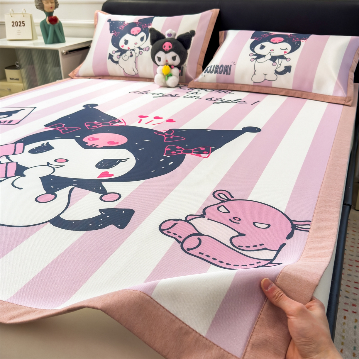 91家纺网 家纺一手货源 找家纺 兄弟坊 2026新款正版授权A类大版卡通烫光冰丝凉席冰丝席 调皮库洛米