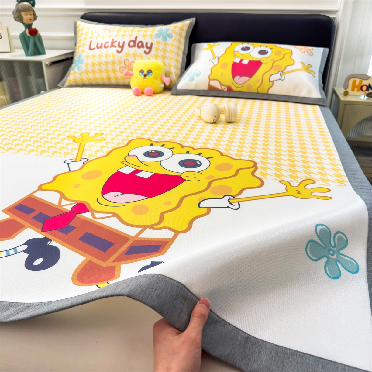 91家纺网 家纺一手货源 找家纺 兄弟坊 2026新款正版授权A类大版卡通烫光冰丝凉席冰丝席 海绵宝宝