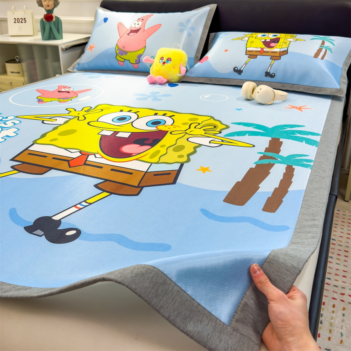 91家纺网 家纺一手货源 找家纺 兄弟坊 2026新款正版授权A类大版卡通烫光冰丝凉席冰丝席 海底海绵宝宝