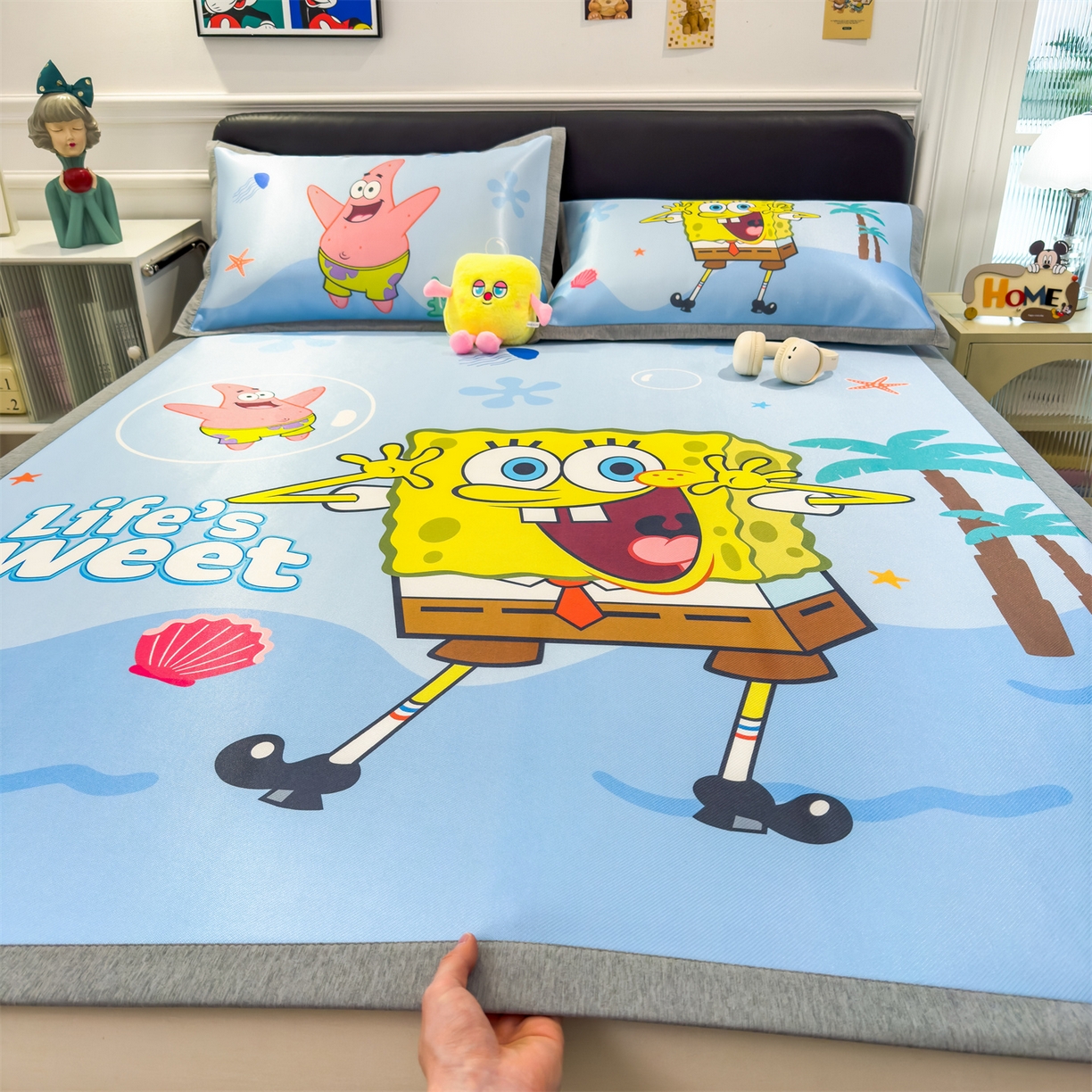 91家纺网 家纺一手货源 找家纺 兄弟坊 2026新款正版授权A类大版卡通烫光冰丝凉席冰丝席 海底海绵宝宝