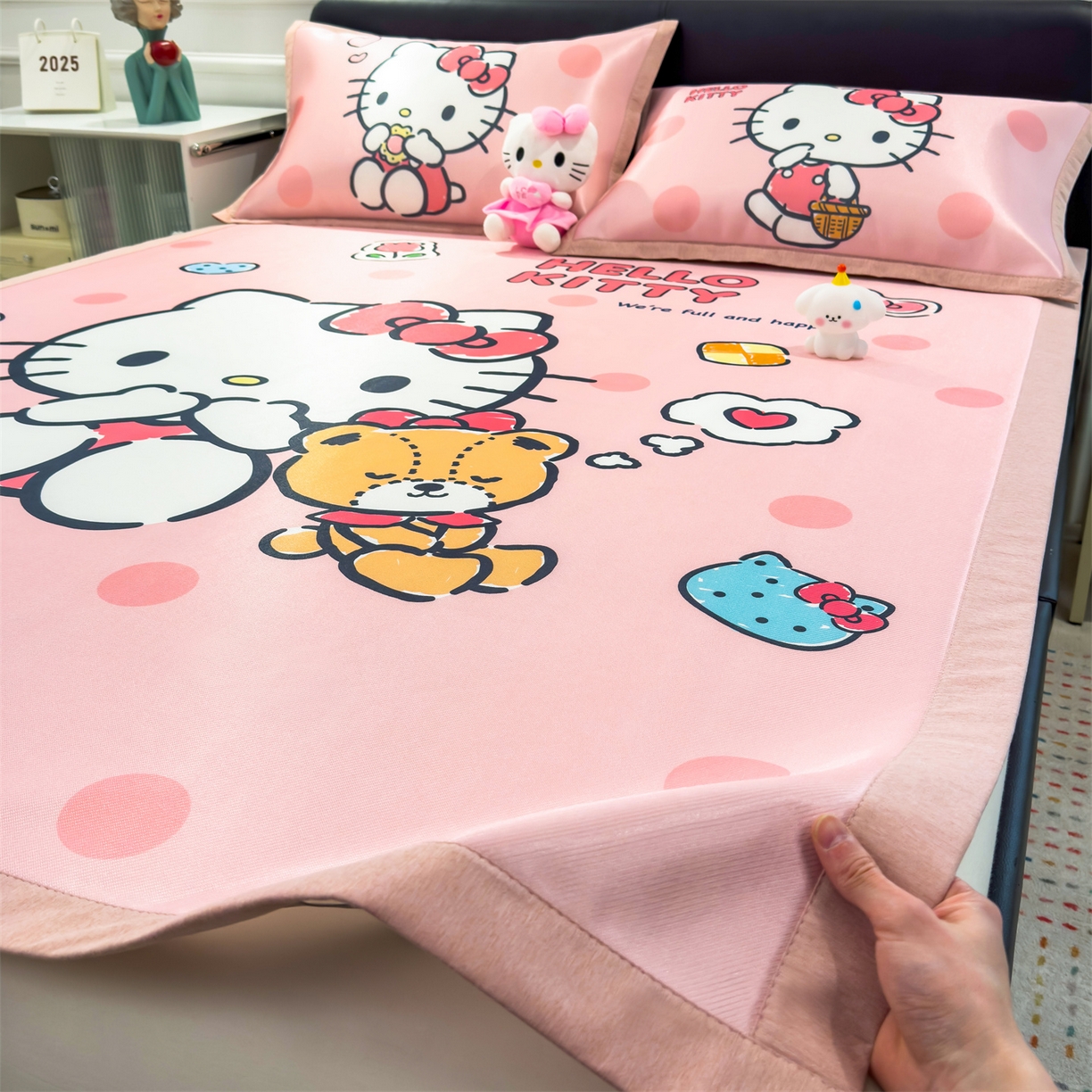 91家纺网 家纺一手货源 找家纺 兄弟坊 2026新款正版授权A类大版卡通烫光冰丝凉席冰丝席 优雅凯蒂