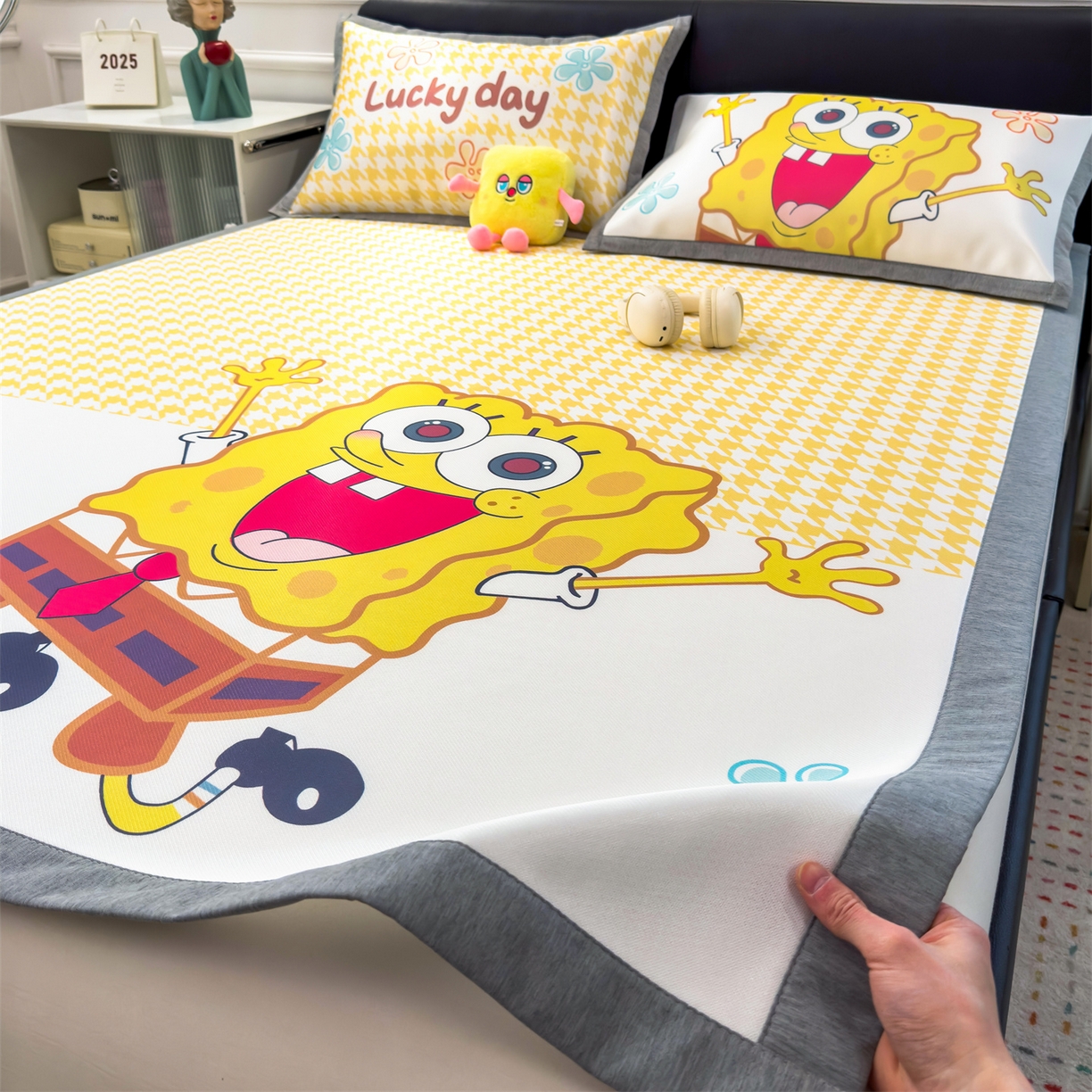 91家纺网 家纺一手货源 找家纺 兄弟坊 2026新款正版授权A类大版卡通烫光冰丝凉席冰丝席 海绵宝宝