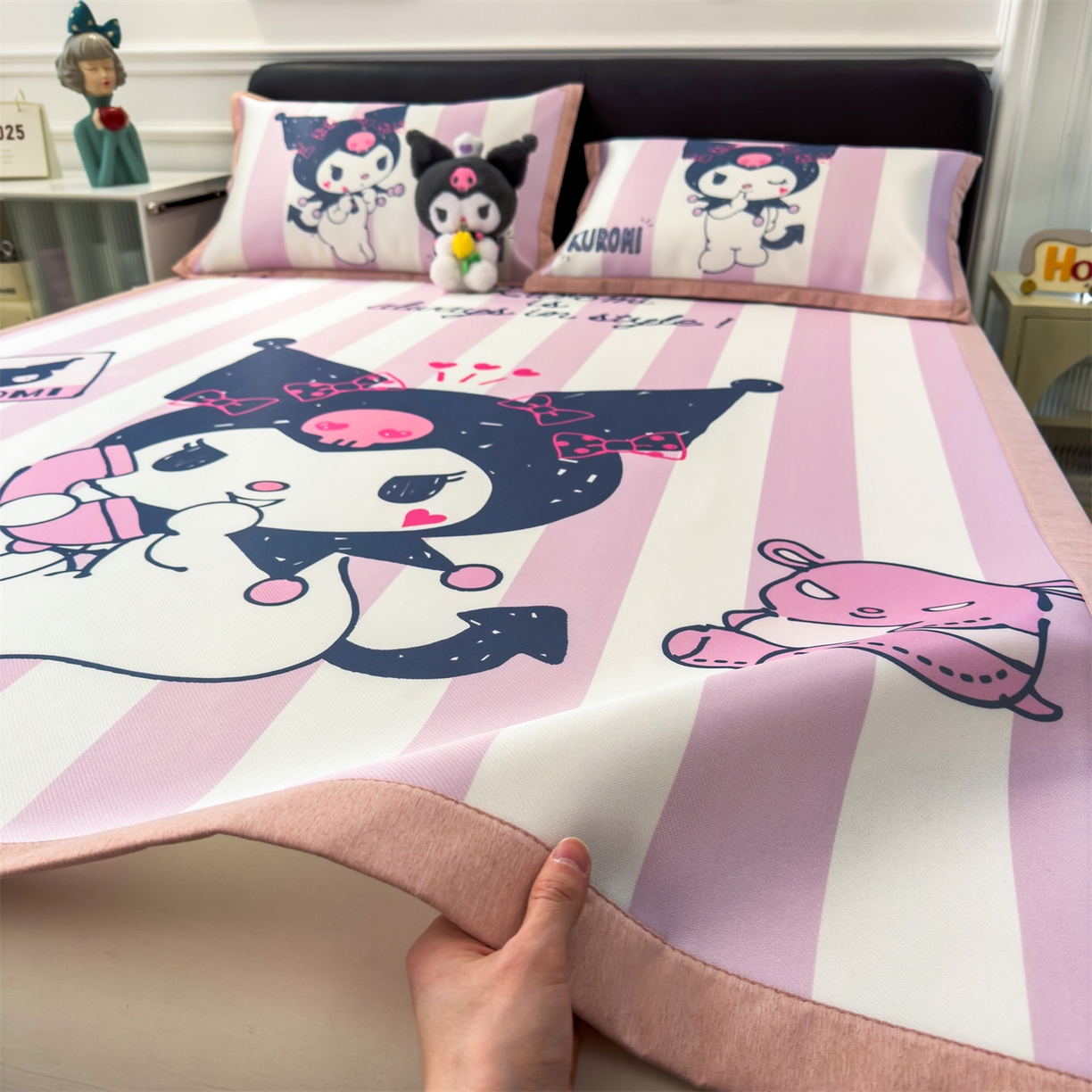 91家纺网 家纺一手货源 找家纺 兄弟坊 2026新款正版授权A类大版卡通烫光冰丝凉席冰丝席 调皮库洛米