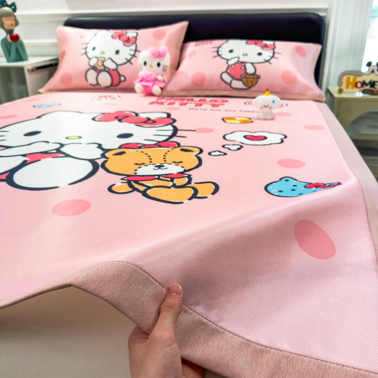 91家纺网 家纺一手货源 找家纺 兄弟坊 2026新款正版授权A类大版卡通烫光冰丝凉席冰丝席 优雅凯蒂