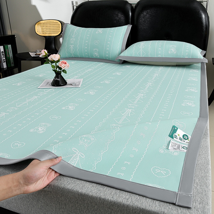 91家纺网 家纺一手货源 找家纺 织雅漫 2026春夏新款提花宽边冰丝凉感软席凉席席子-云溪 可爱熊-绿