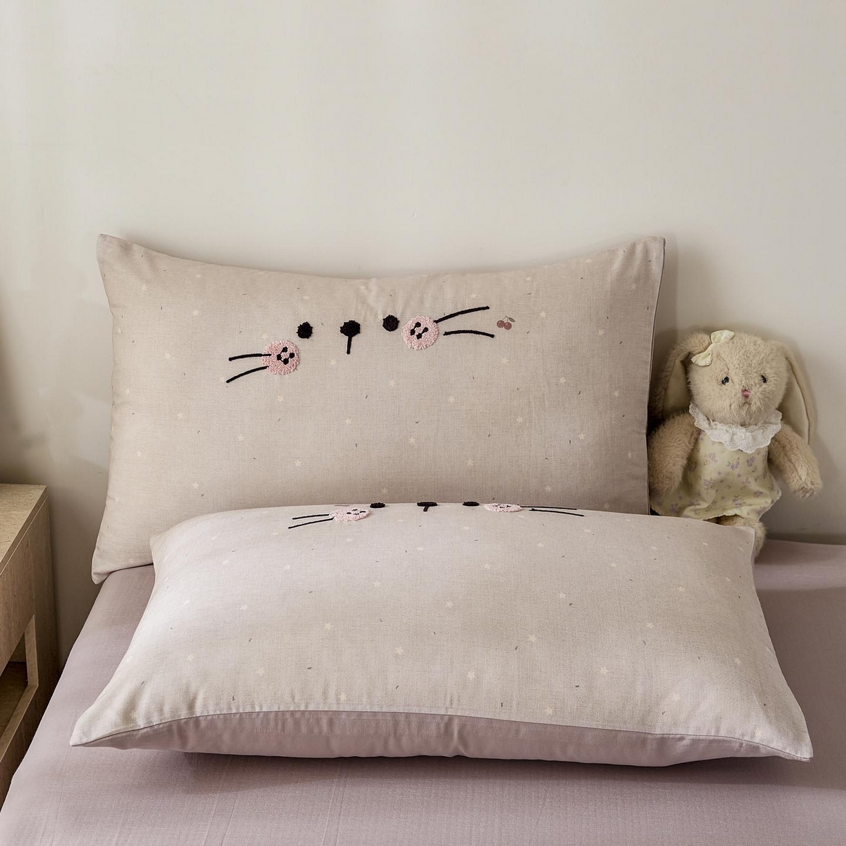 91家纺网 家纺一手货源 找家纺 麦田家纺 2026新款A类全棉双层纱毛巾绣四件套 樱桃猫咪