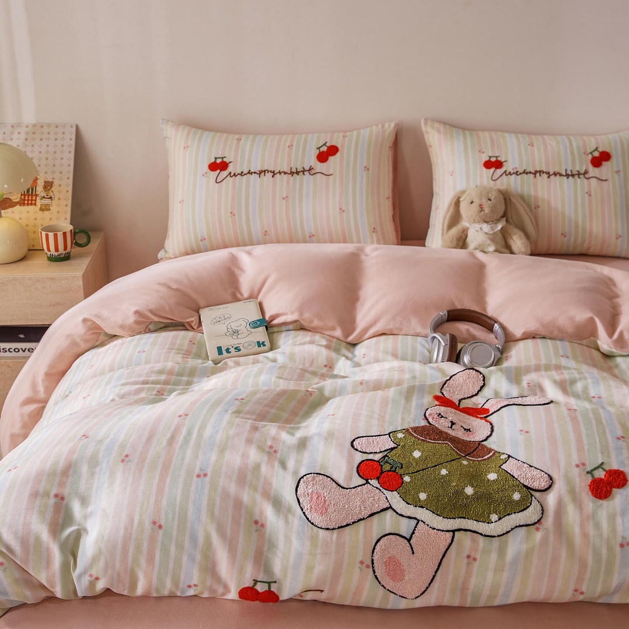 91家纺网 家纺一手货源 找家纺 麦田家纺 2026新款A类全棉双层纱毛巾绣四件套 彩虹樱桃