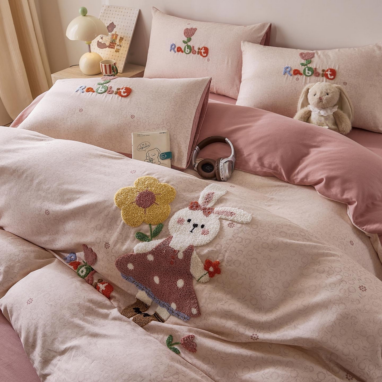 91家纺网 家纺一手货源 找家纺 麦田家纺 2026新款A类全棉双层纱毛巾绣四件套 兔兔花园