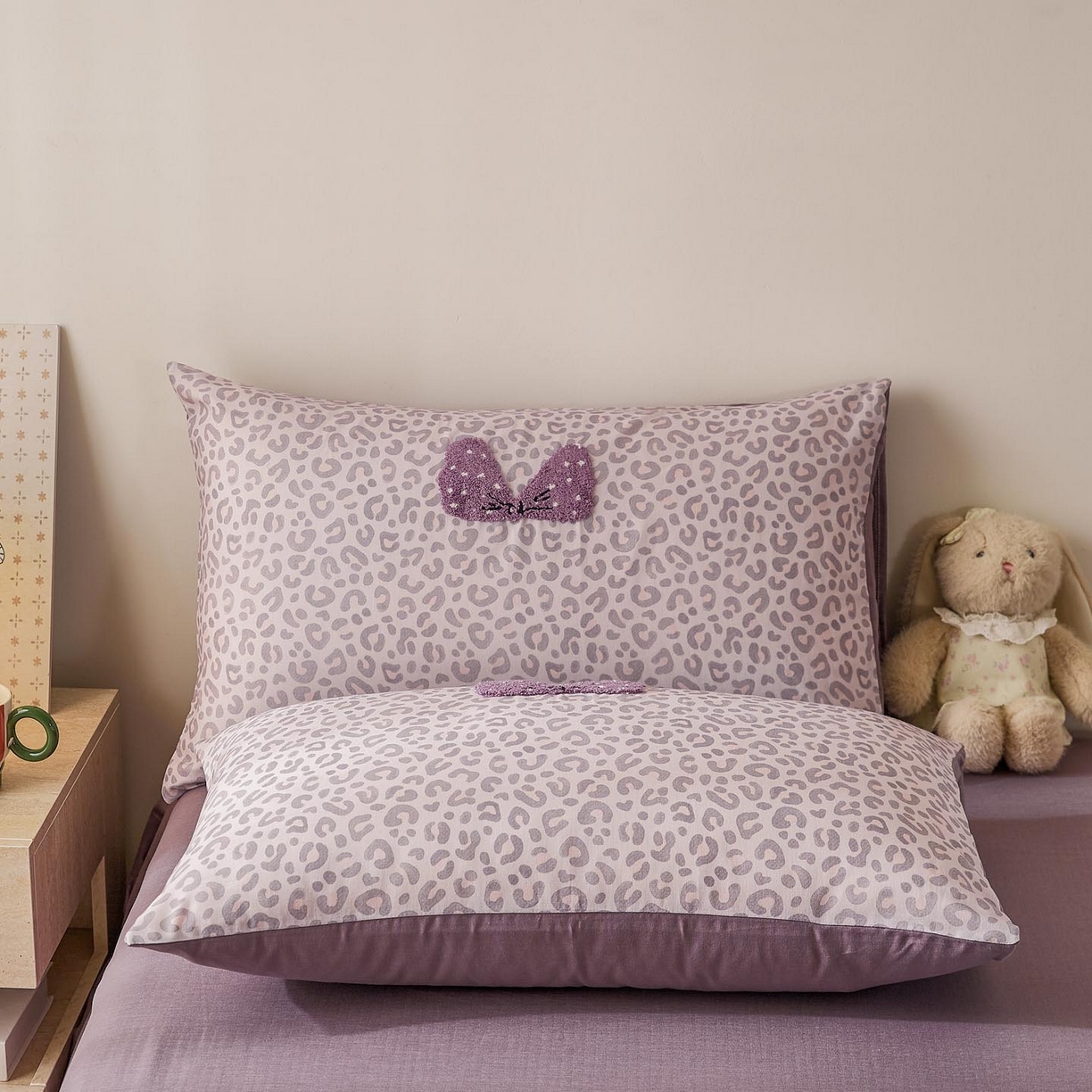 91家纺网 家纺一手货源 找家纺 麦田家纺 2026新款A类全棉双层纱毛巾绣四件套 豹纹女孩