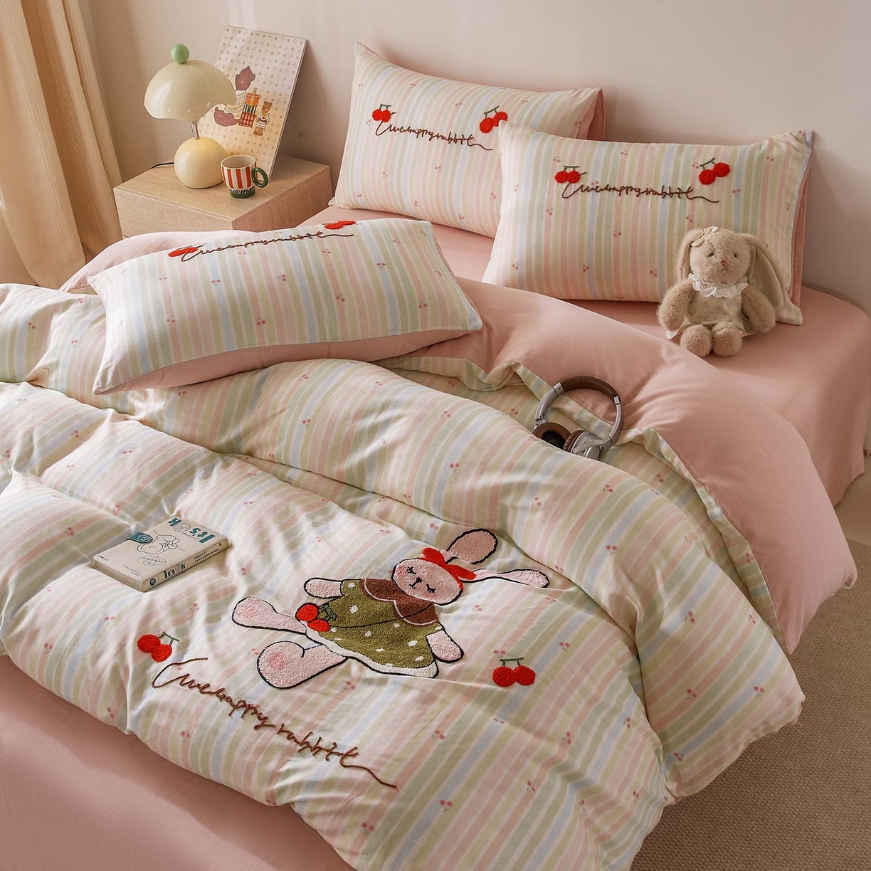 91家纺网 家纺一手货源 找家纺 麦田家纺 2026新款A类全棉双层纱毛巾绣四件套 彩虹樱桃