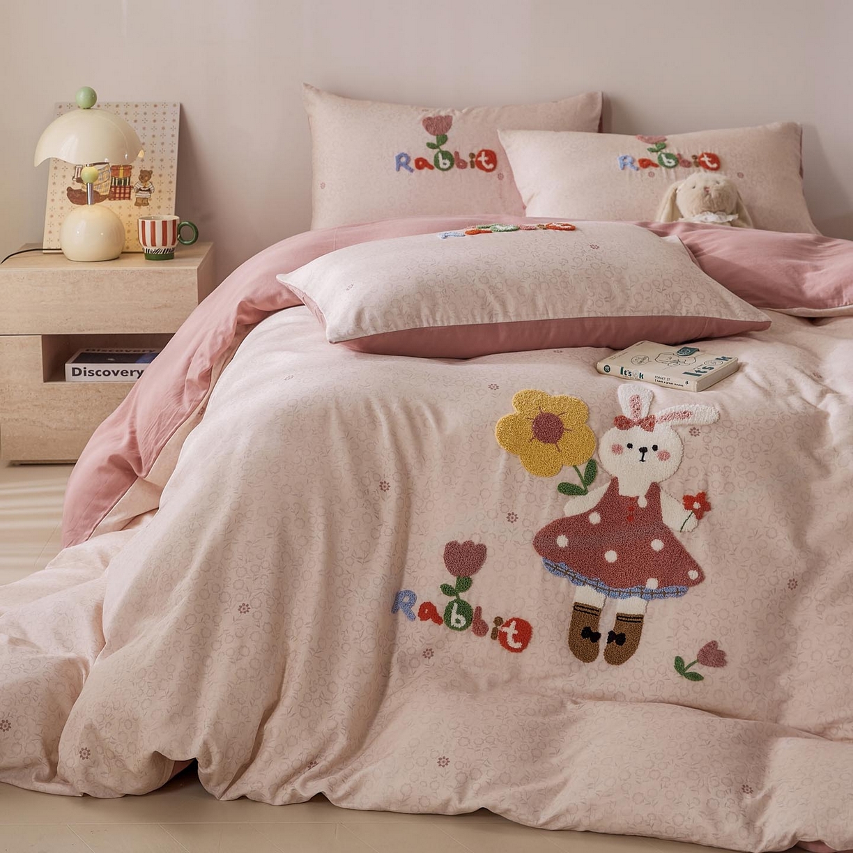 91家纺网 家纺一手货源 找家纺 麦田家纺 2026新款A类全棉双层纱毛巾绣四件套 兔兔花园