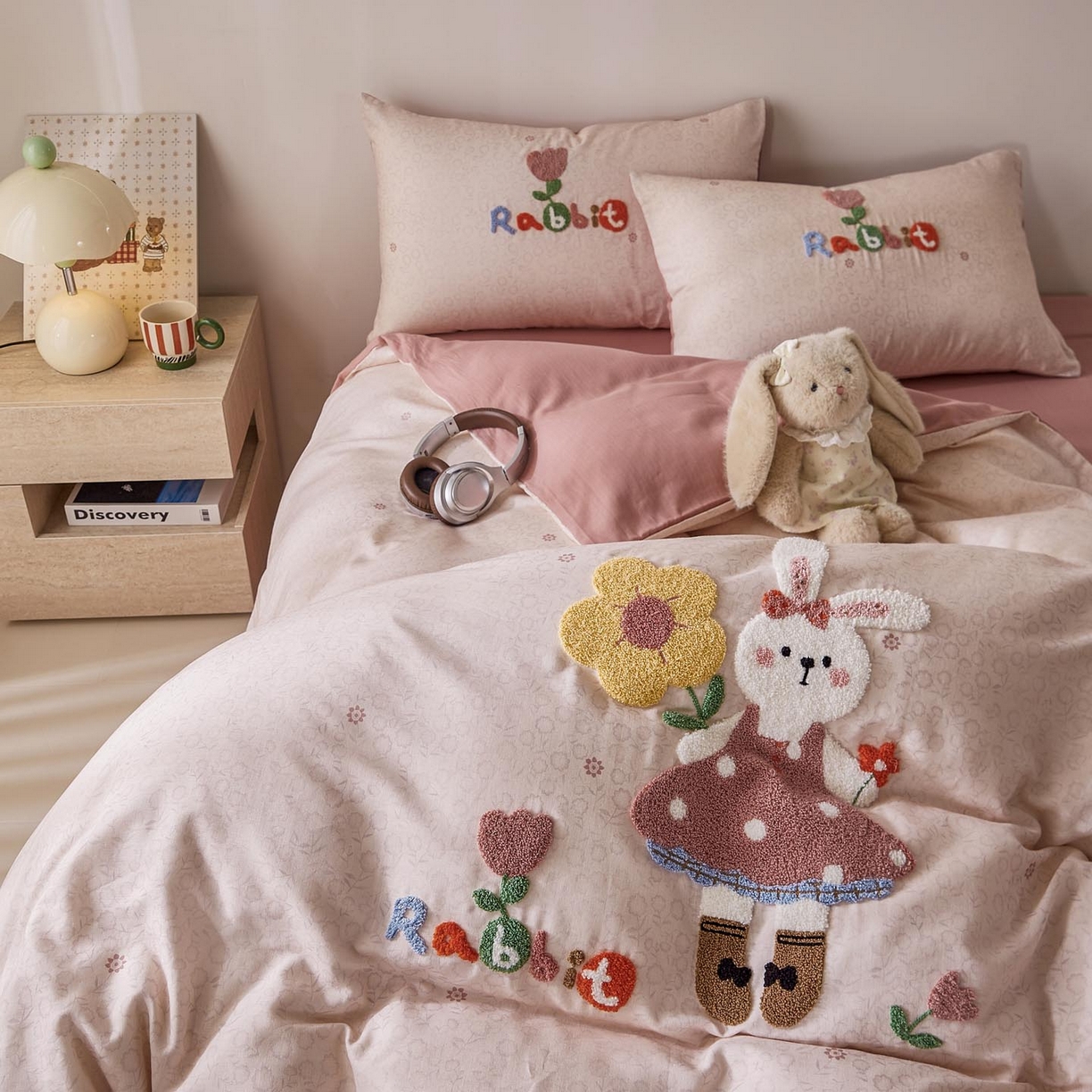 91家纺网 家纺一手货源 找家纺 麦田家纺 2026新款A类全棉双层纱毛巾绣四件套 兔兔花园