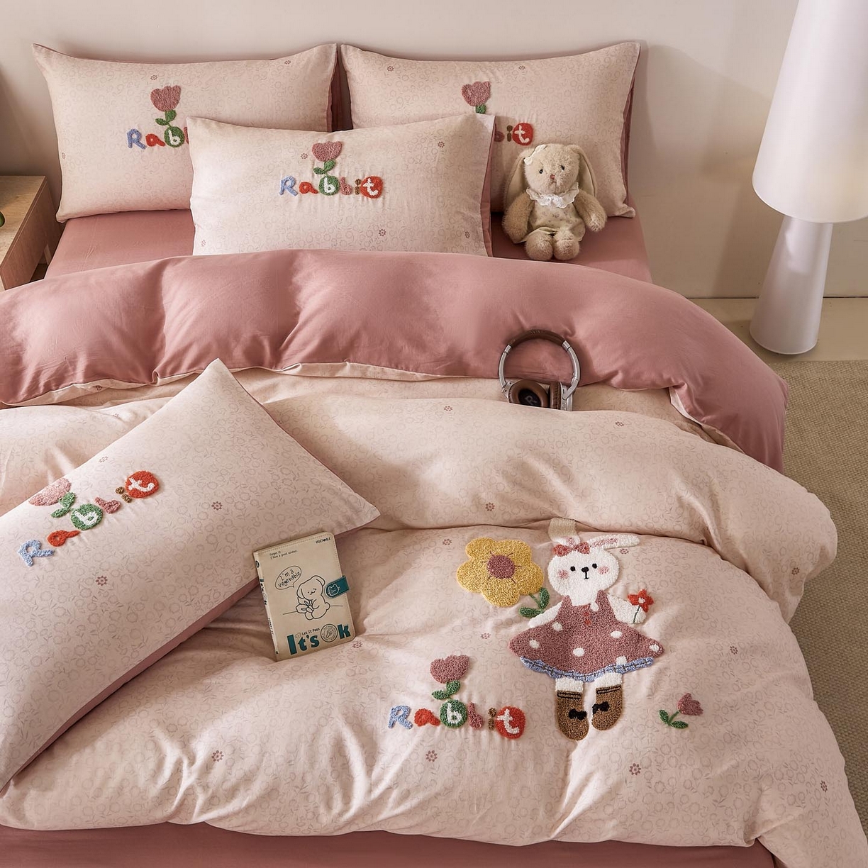 91家纺网 家纺一手货源 找家纺 麦田家纺 2026新款A类全棉双层纱毛巾绣四件套 兔兔花园