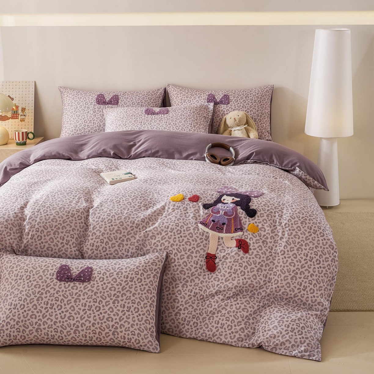 91家纺网 家纺一手货源 找家纺 麦田家纺 2026新款A类全棉双层纱毛巾绣四件套 豹纹女孩