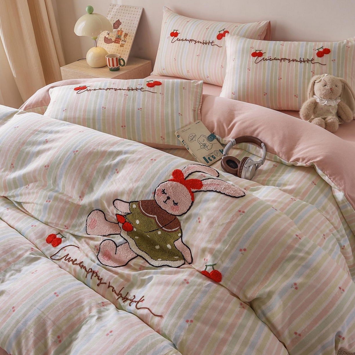 91家纺网 家纺一手货源 找家纺 麦田家纺 2026新款A类全棉双层纱毛巾绣四件套 彩虹樱桃