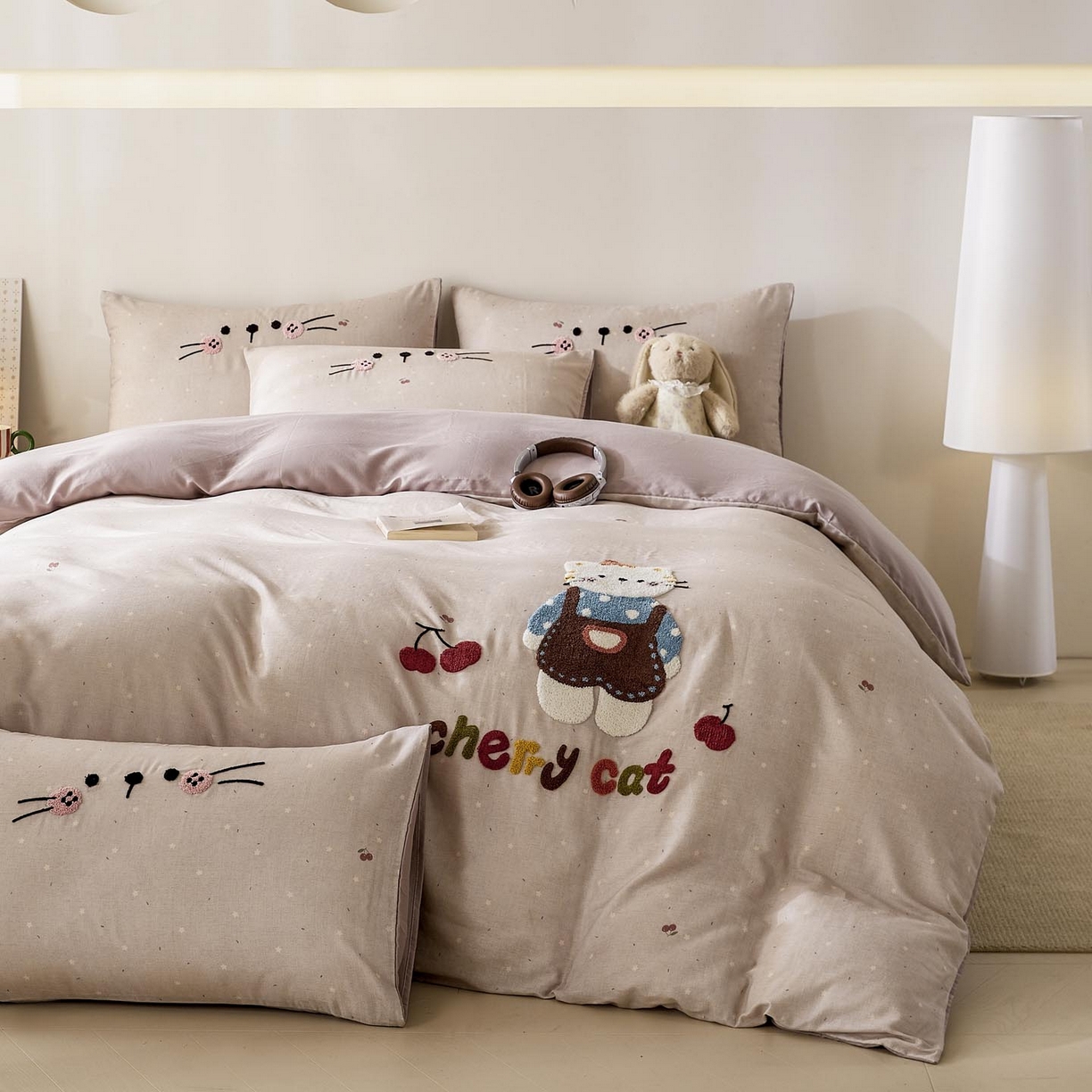 91家纺网 家纺一手货源 找家纺 麦田家纺 2026新款A类全棉双层纱毛巾绣四件套 樱桃猫咪