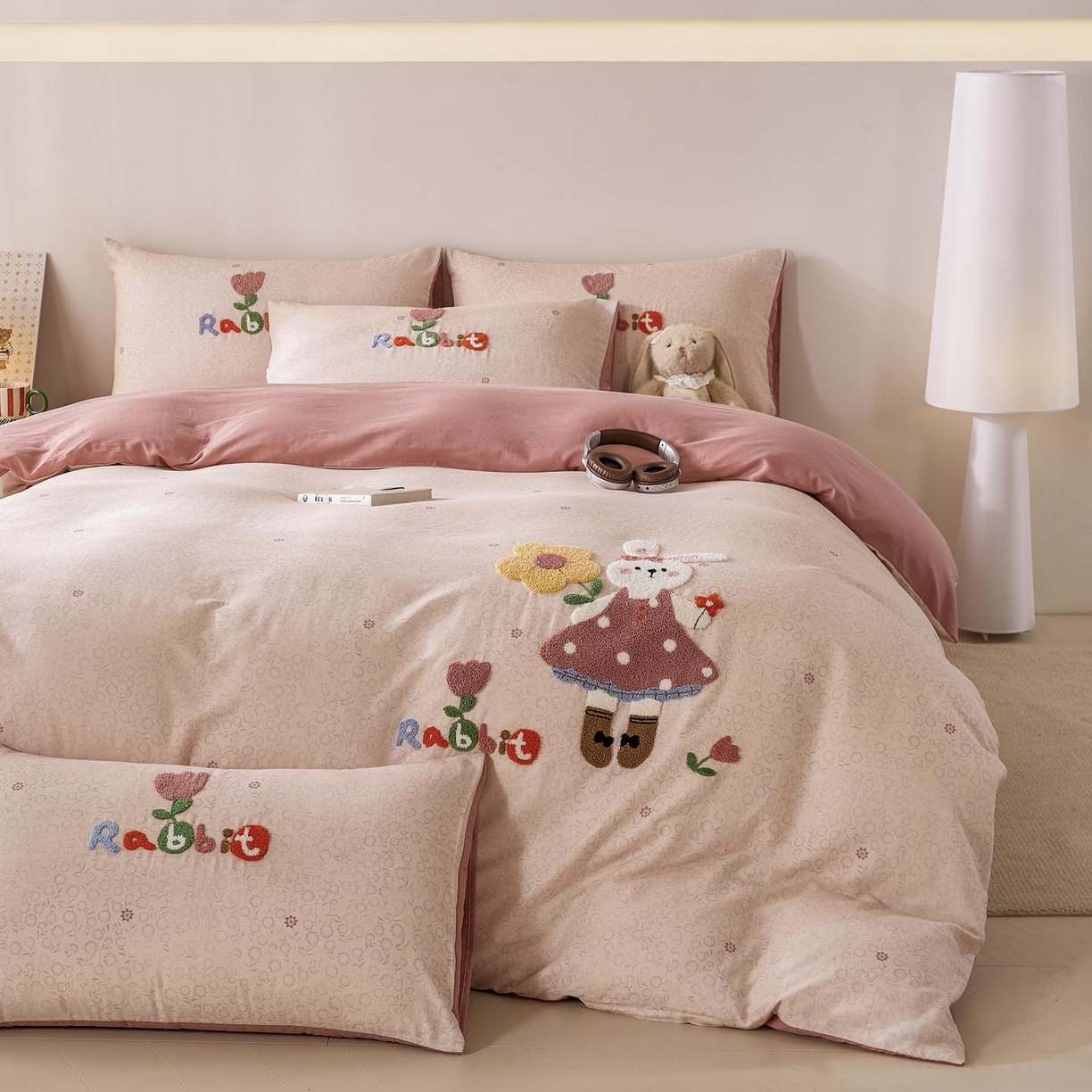 91家纺网 家纺一手货源 找家纺 麦田家纺 2026新款A类全棉双层纱毛巾绣四件套 兔兔花园