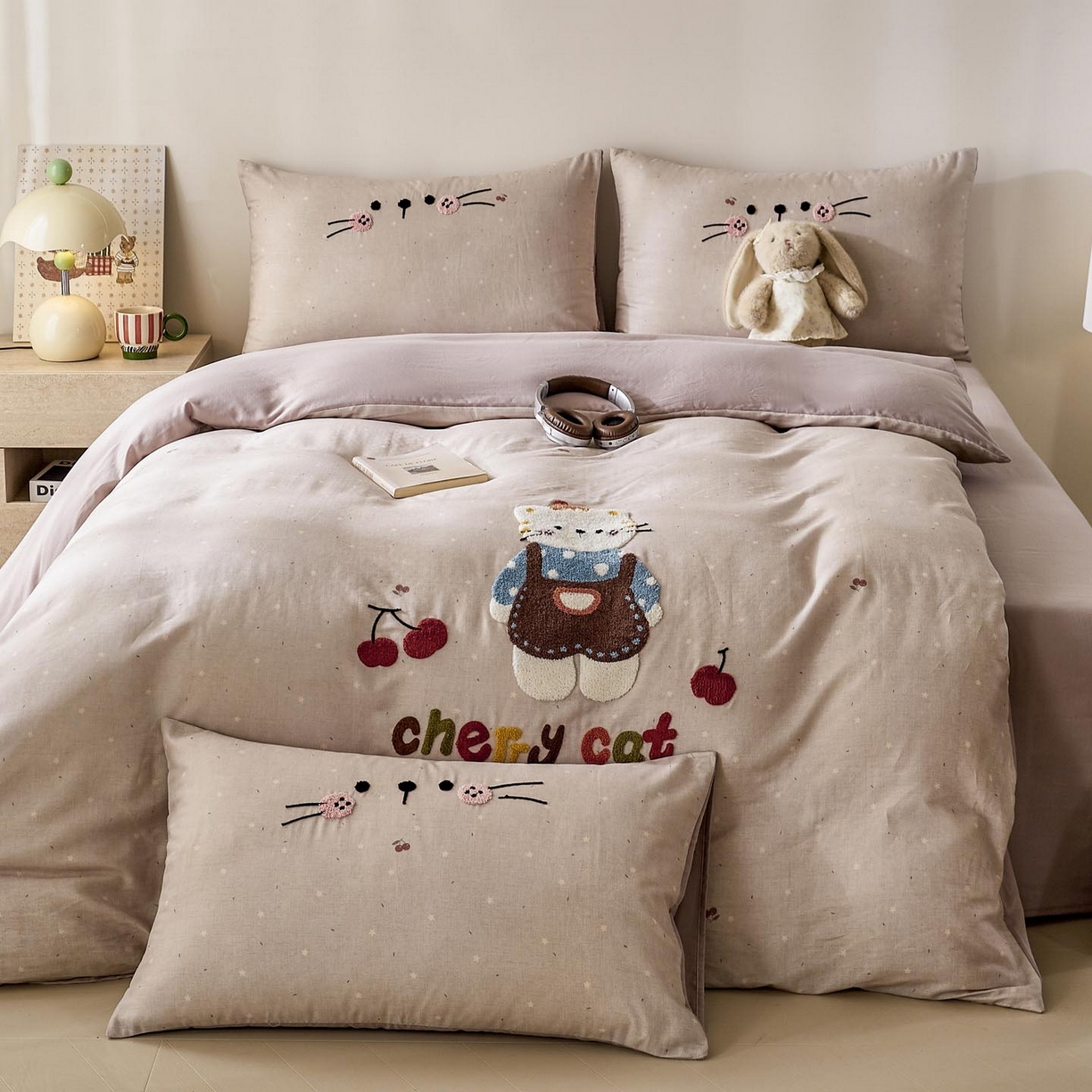 91家纺网 家纺一手货源 找家纺 麦田家纺 2026新款A类全棉双层纱毛巾绣四件套 樱桃猫咪