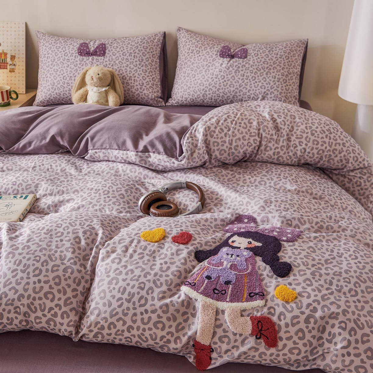 91家纺网 家纺一手货源 找家纺 麦田家纺 2026新款A类全棉双层纱毛巾绣四件套 豹纹女孩