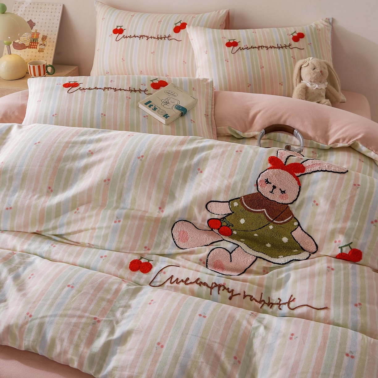 91家纺网 家纺一手货源 找家纺 麦田家纺 2026新款A类全棉双层纱毛巾绣四件套 彩虹樱桃