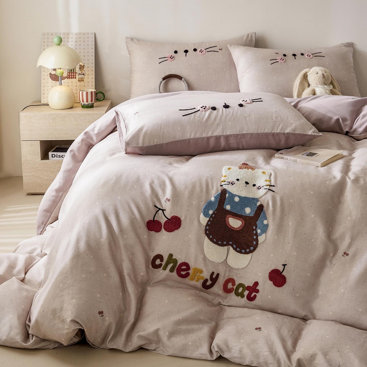 91家纺网 家纺一手货源 找家纺 麦田家纺 2026新款A类全棉双层纱毛巾绣四件套 樱桃猫咪