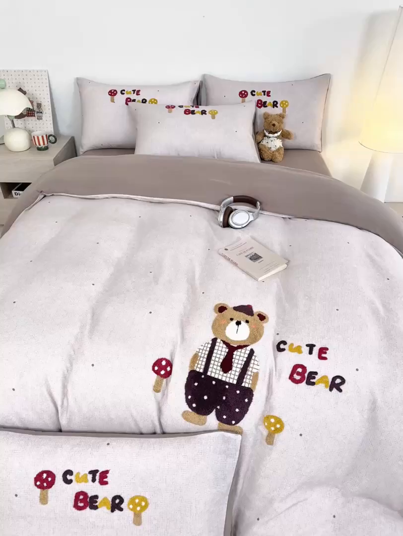 91家纺网 家纺一手货源 找家纺 麦田家纺 2026新款A类全棉双层纱毛巾绣四件套 酷酷熊