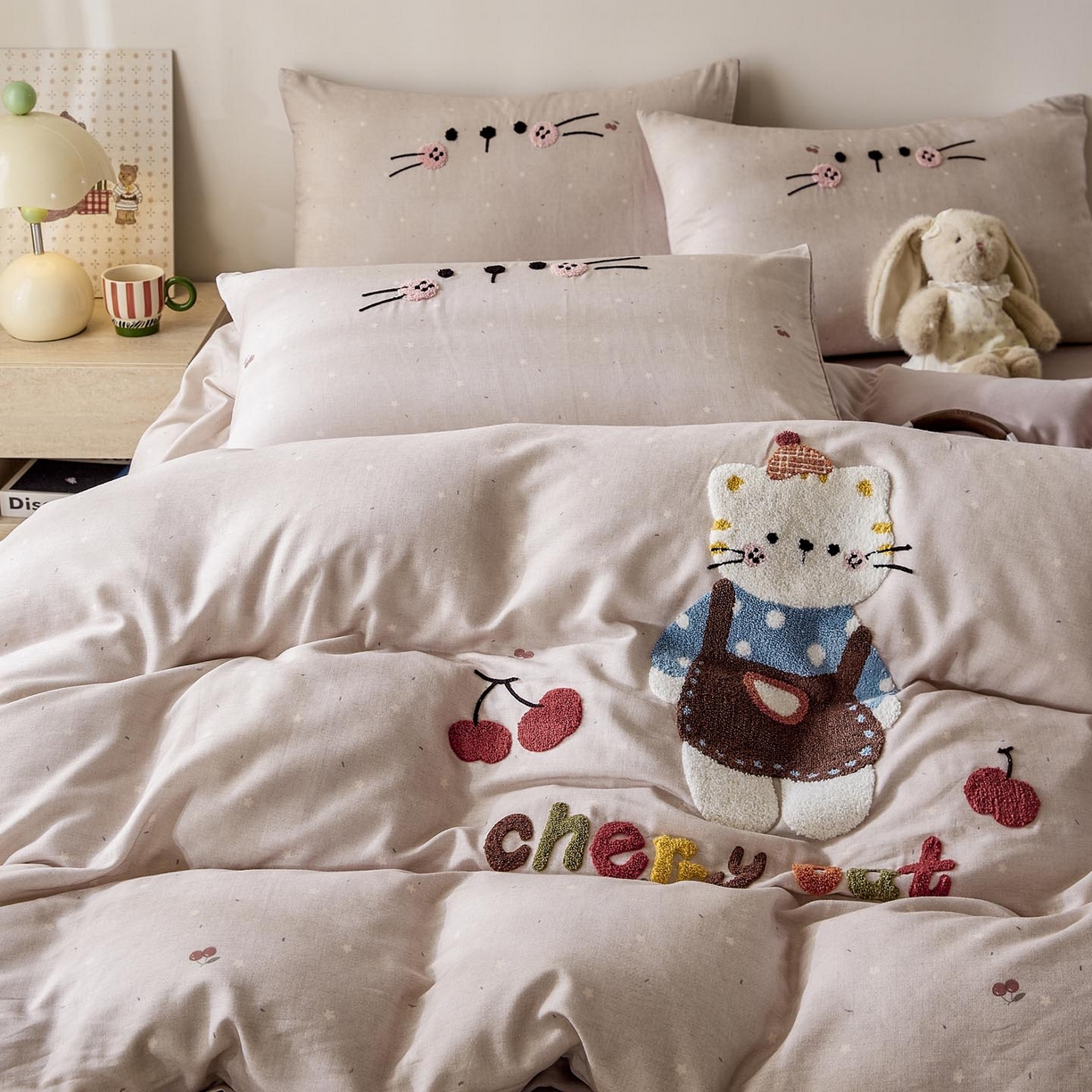 91家纺网 家纺一手货源 找家纺 麦田家纺 2026新款A类全棉双层纱毛巾绣四件套 樱桃猫咪