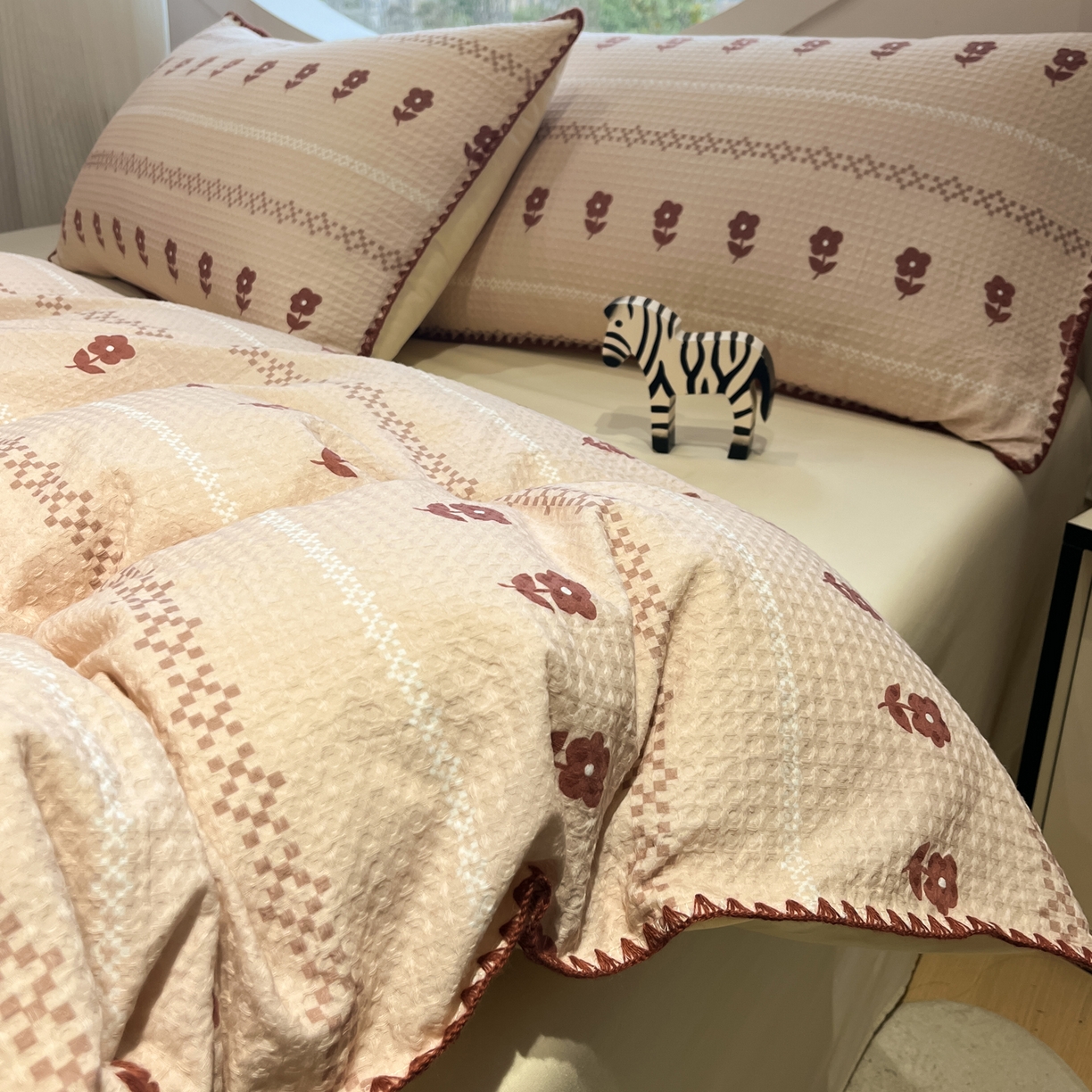 91家纺网 家纺一手货源 找家纺 如一 2026新款全棉华夫格三角针工艺四件套 花花-米