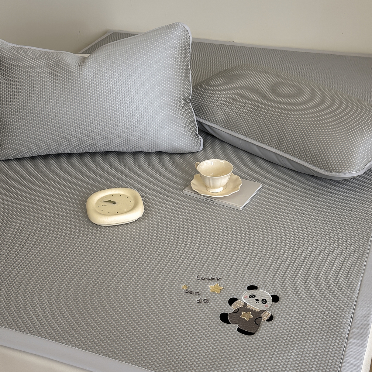 91家纺网 家纺一手货源 找家纺 （总）禧禾 2026春夏新款PE泡小豆提花华夫格凉席席子-卡通刺绣