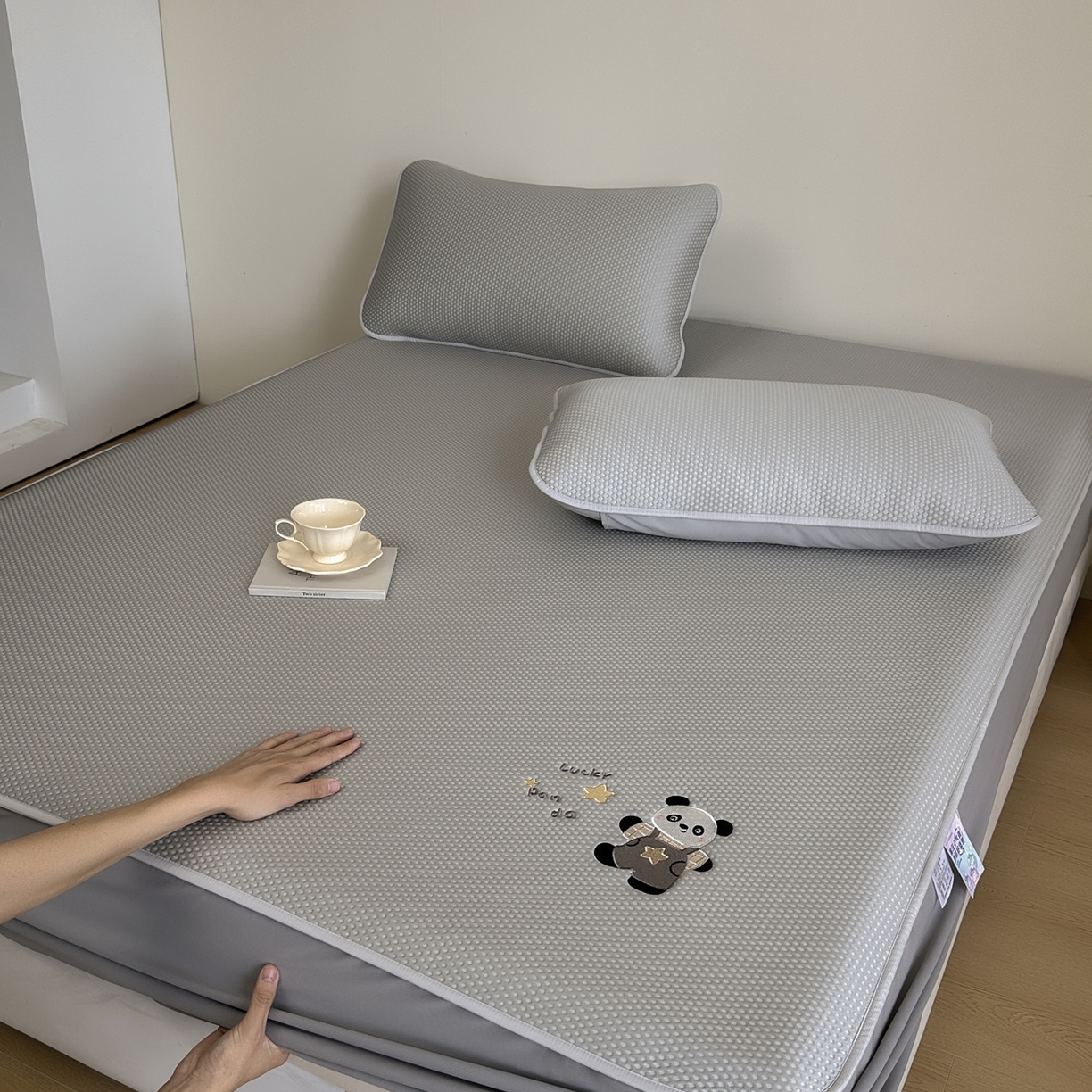 91家纺网 家纺一手货源 找家纺 禧禾 2026春夏新款PE泡小豆提花华夫格凉席席子-卡通刺绣 哈皮熊猫 -床笠款