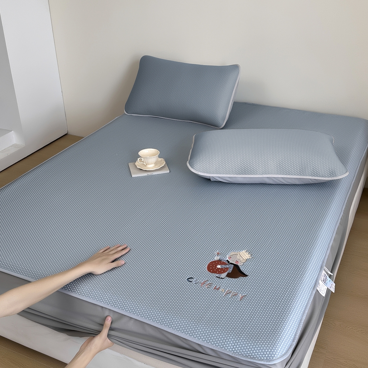 91家纺网 家纺一手货源 找家纺 禧禾 2026春夏新款PE泡小豆提花华夫格凉席席子-卡通刺绣 梦想王子 -床笠款