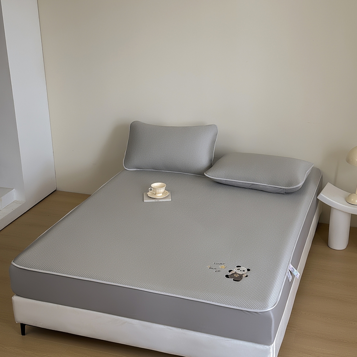 91家纺网 家纺一手货源 找家纺 禧禾 2026春夏新款PE泡小豆提花华夫格凉席席子-卡通刺绣 哈皮熊猫 -床笠款