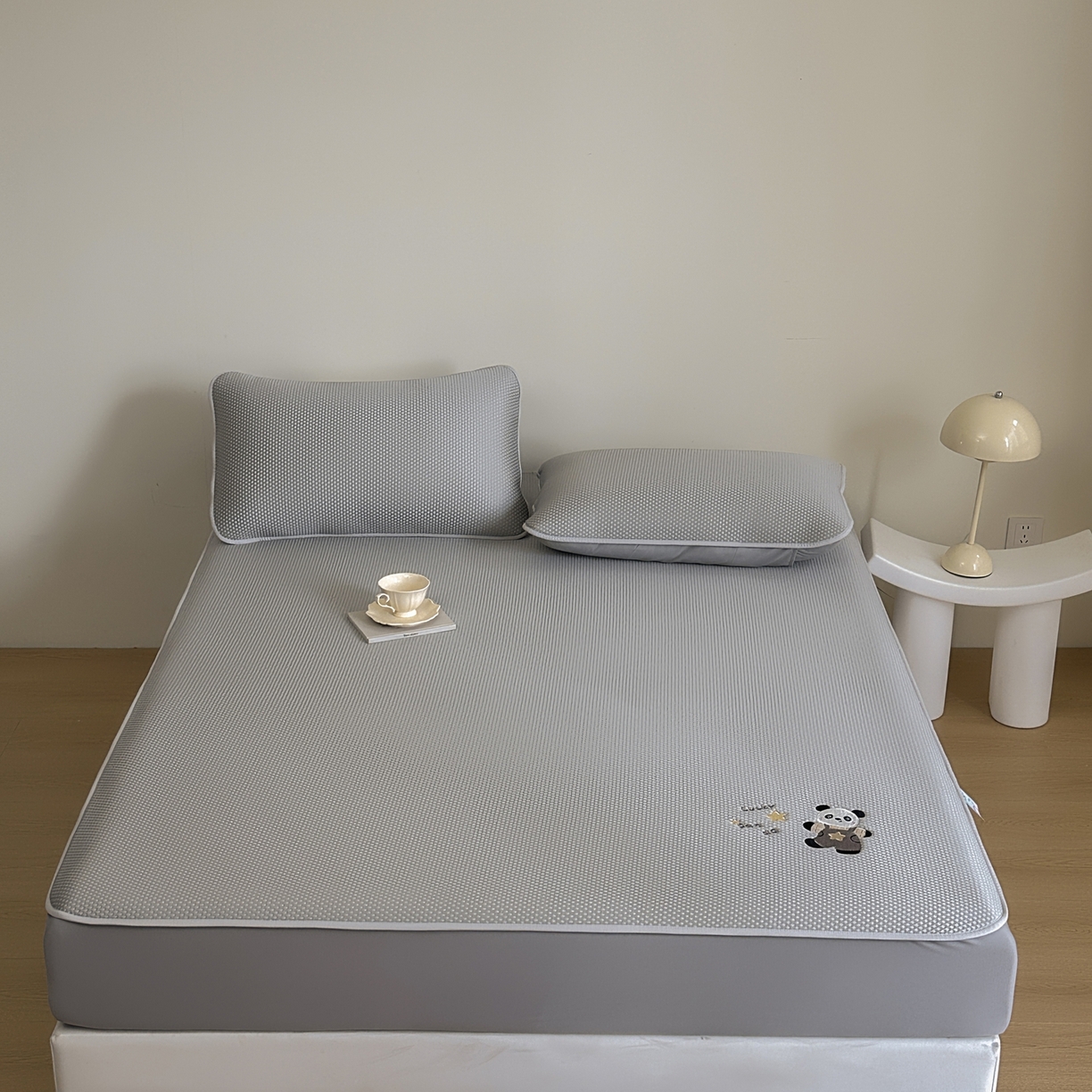 91家纺网 家纺一手货源 找家纺 禧禾 2026春夏新款PE泡小豆提花华夫格凉席席子-卡通刺绣 哈皮熊猫 -床笠款