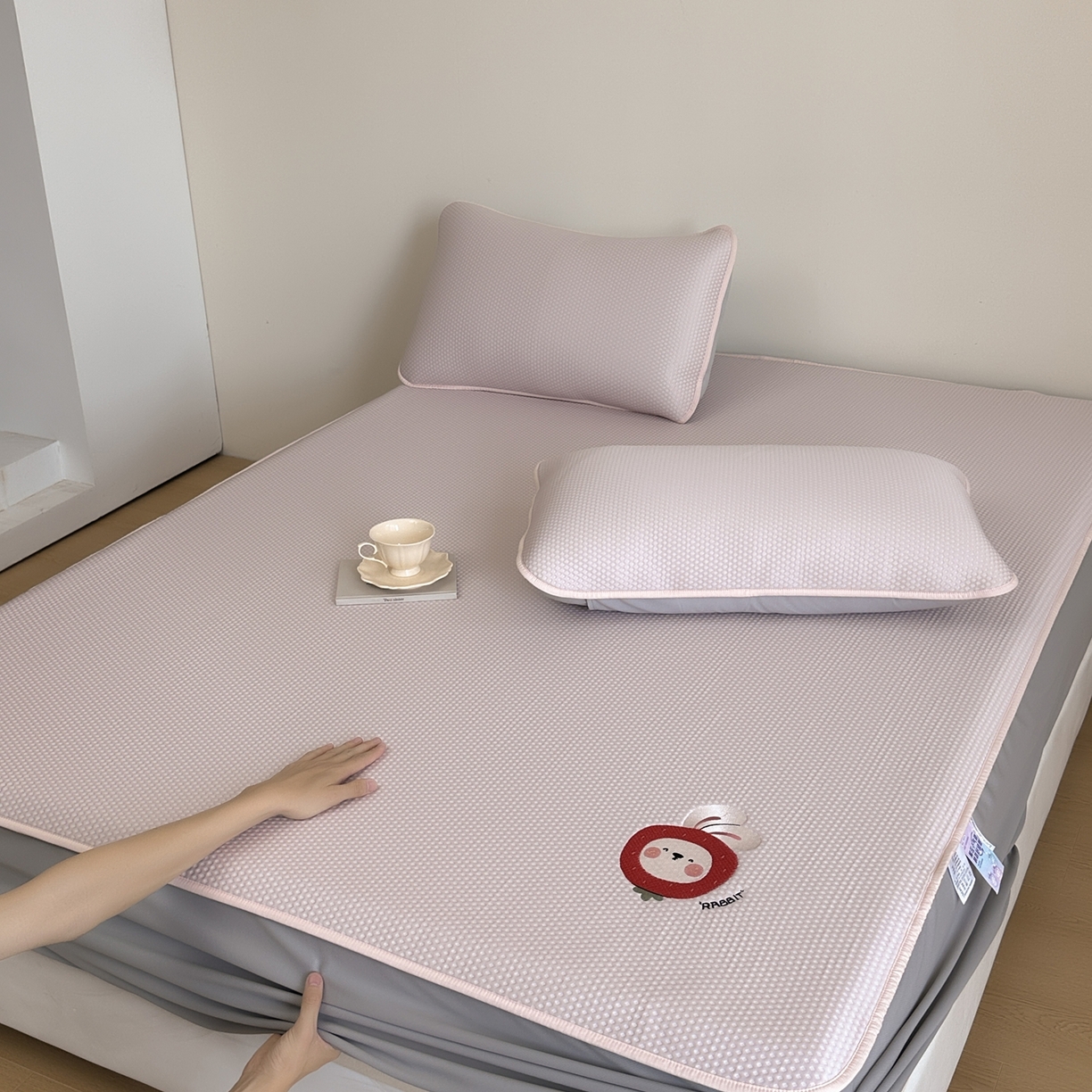 禧禾 2026春夏新款PE泡小豆提花华夫格凉席席子-卡通刺绣 萝卜兔兔 -床笠款