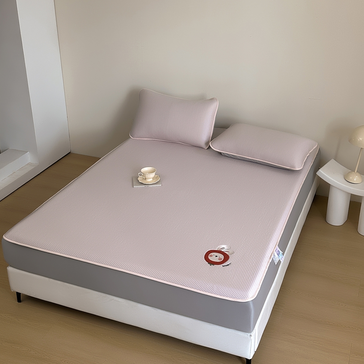 91家纺网 家纺一手货源 找家纺 禧禾 2026春夏新款PE泡小豆提花华夫格凉席席子-卡通刺绣 萝卜兔兔 -床笠款