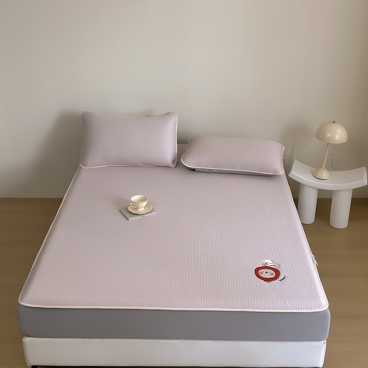 91家纺网 家纺一手货源 找家纺 禧禾 2026春夏新款PE泡小豆提花华夫格凉席席子-卡通刺绣 萝卜兔兔 -床笠款