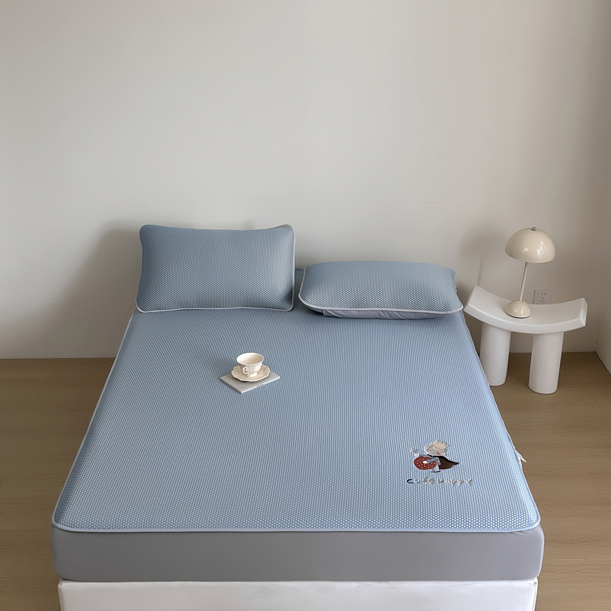 91家纺网 家纺一手货源 找家纺 禧禾 2026春夏新款PE泡小豆提花华夫格凉席席子-卡通刺绣 梦想王子 -床笠款