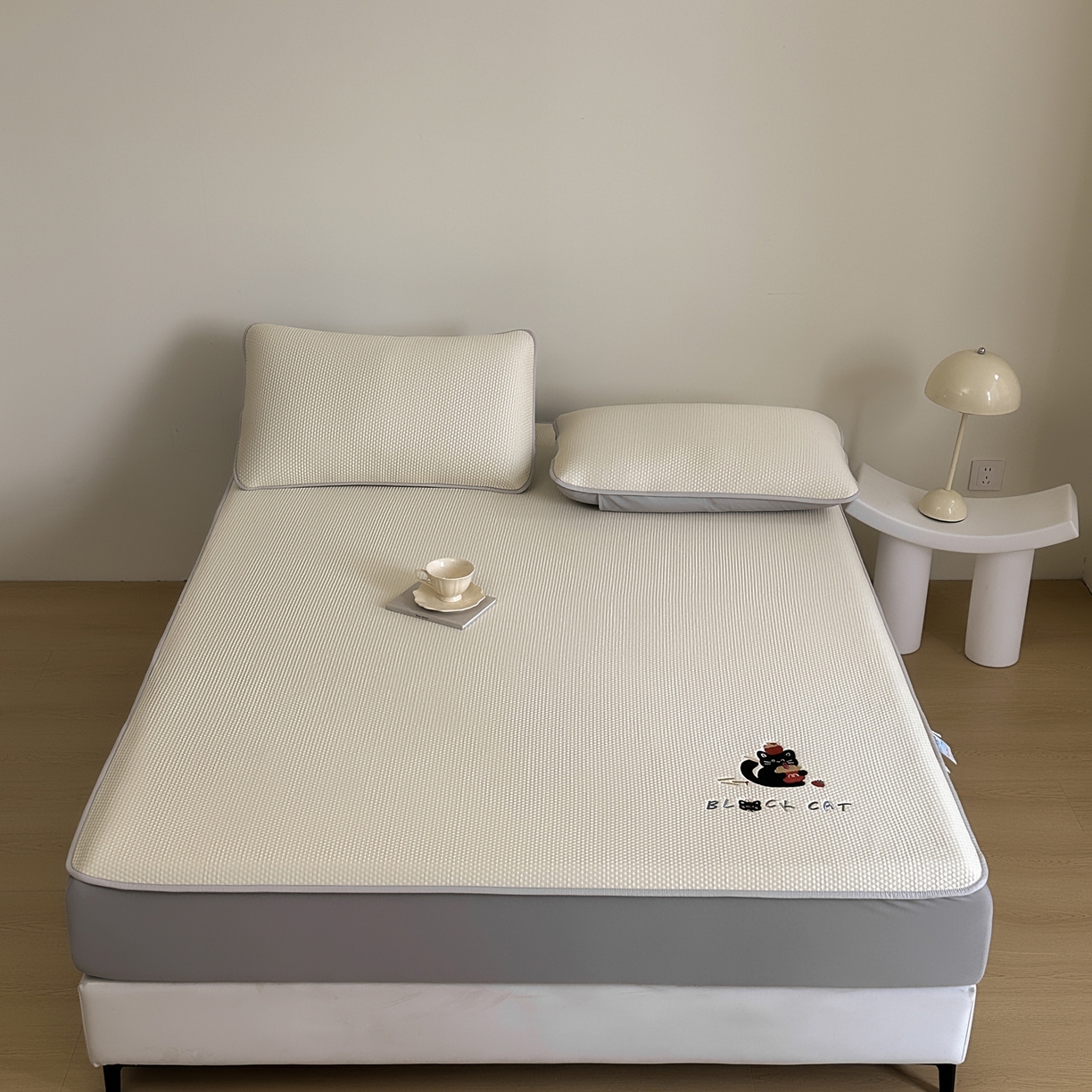 91家纺网 家纺一手货源 找家纺 禧禾 2026春夏新款PE泡小豆提花华夫格凉席席子-卡通刺绣 糯几小喵  -床笠款