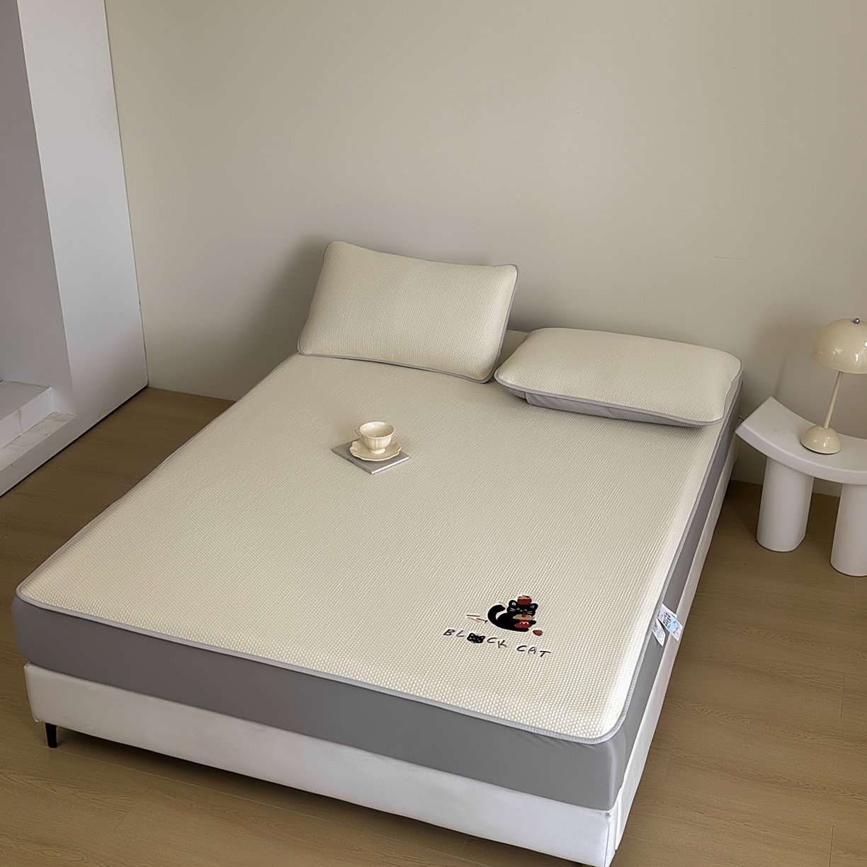 91家纺网 家纺一手货源 找家纺 禧禾 2026春夏新款PE泡小豆提花华夫格凉席席子-卡通刺绣 糯几小喵  -床笠款