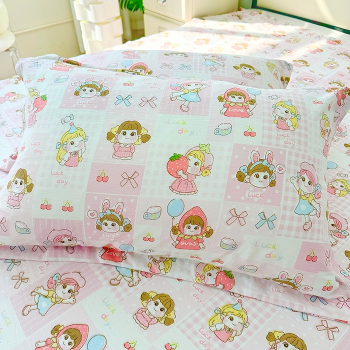 91家纺网 家纺一手货源 找家纺 九诺家纺 2026春夏新款丝柔棉皱皱纱床裙四件套双花边工艺床裙 安妮-草莓女孩