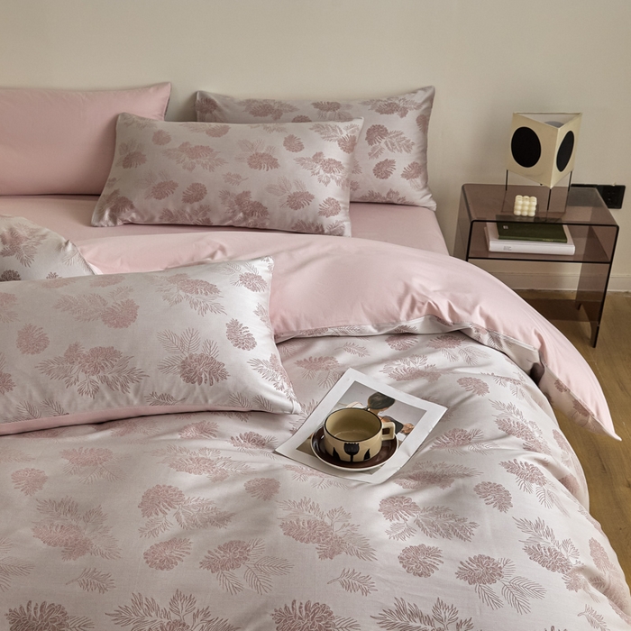 91家纺网 家纺一手货源 找家纺 琪格格纺织 2026新款色织天丝棉提花四件套 松林果-粉紫