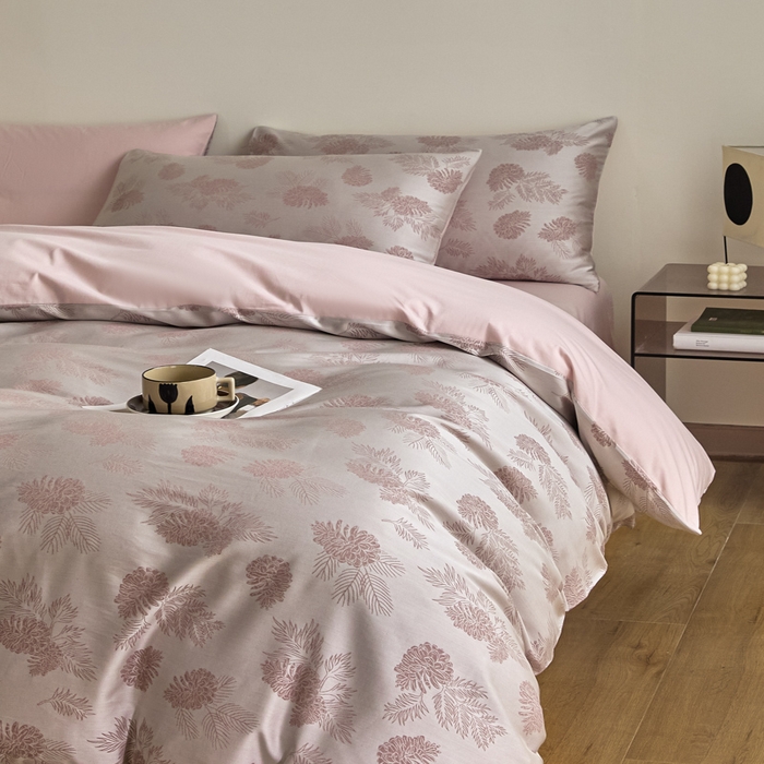 91家纺网 家纺一手货源 找家纺 琪格格纺织 2026新款色织天丝棉提花四件套 松林果-粉紫