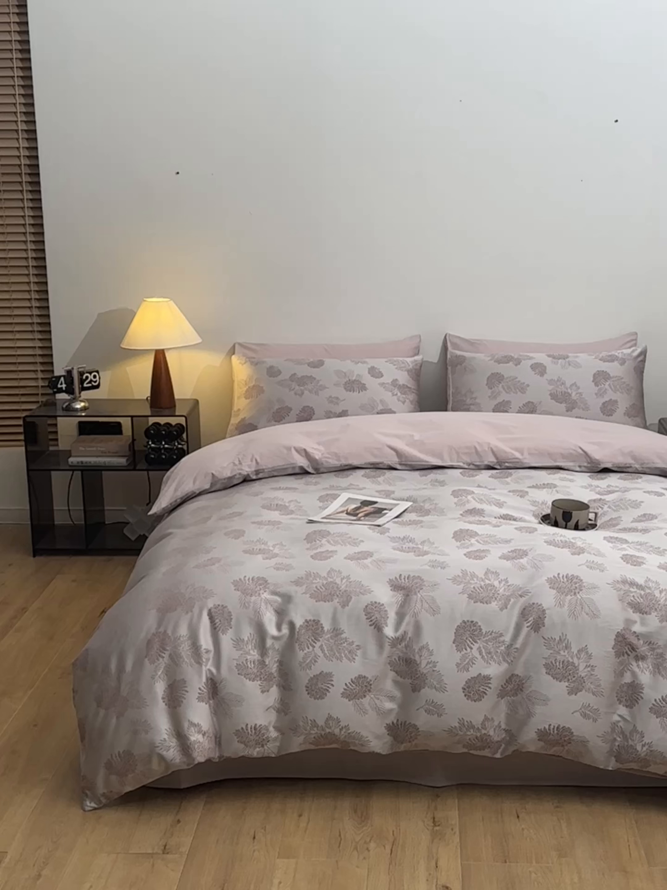 91家纺网 家纺一手货源 找家纺 琪格格纺织 2026新款色织天丝棉提花四件套 松林果-粉紫