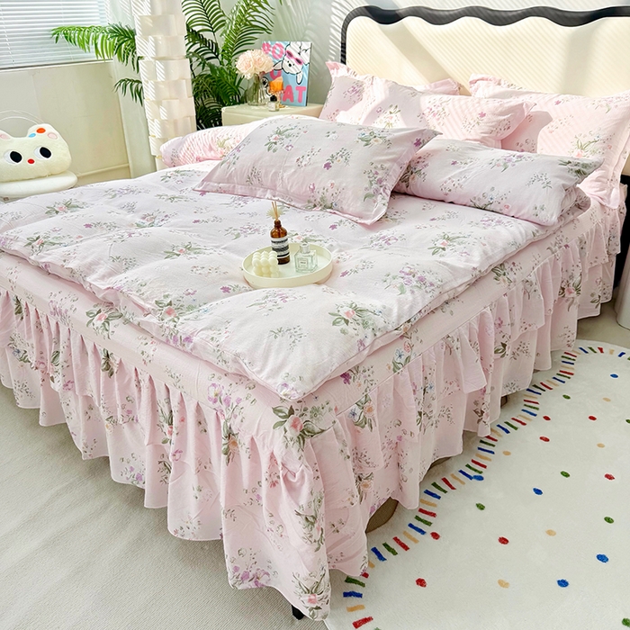 91家纺网 家纺一手货源 找家纺 九诺家纺 2026春夏新款丝柔棉皱皱纱床裙四件套双花边工艺床裙 安妮-蔷薇语