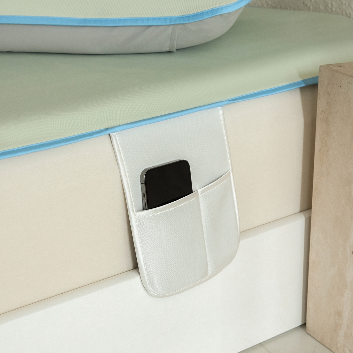 91家纺网 家纺一手货源 找家纺 禧禾 2026春夏新款A类600D数码冰丝席凉席席子-冰菓系列 苹果女孩-床席款