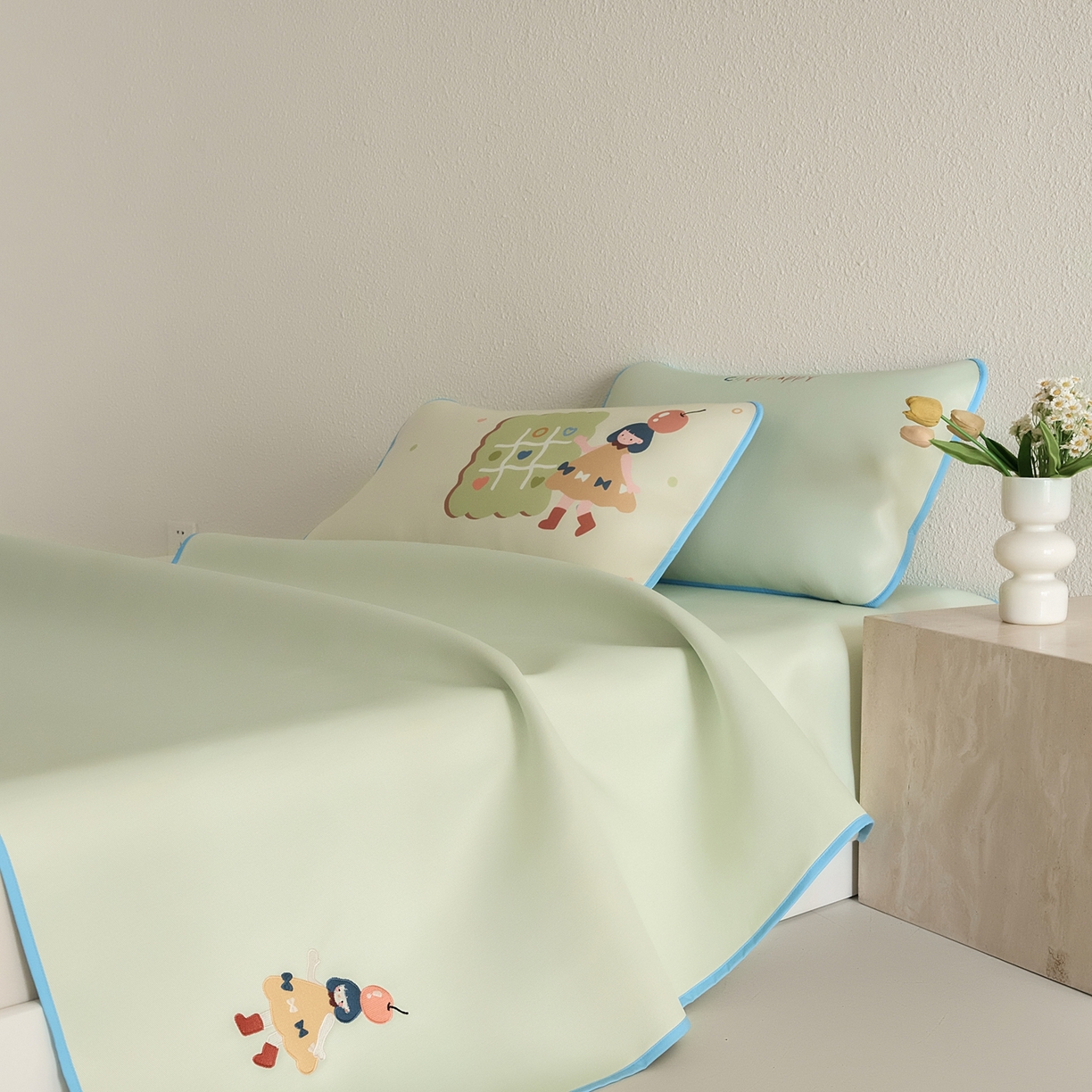 91家纺网 家纺一手货源 找家纺 禧禾 2026春夏新款A类600D数码冰丝席凉席席子-冰菓系列 苹果女孩-床席款