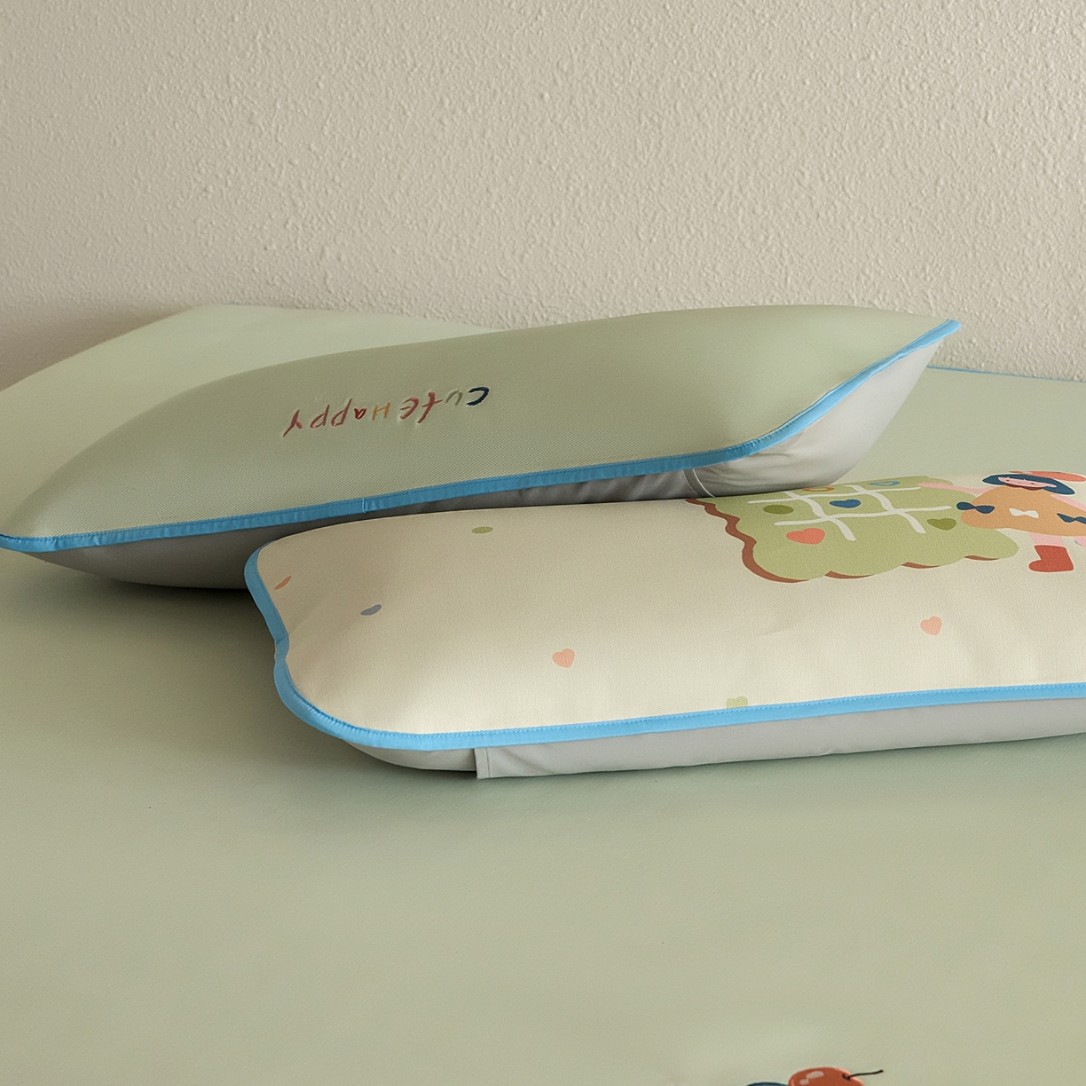 91家纺网 家纺一手货源 找家纺 禧禾 2026春夏新款A类600D数码冰丝席凉席席子-冰菓系列 苹果女孩-床席款