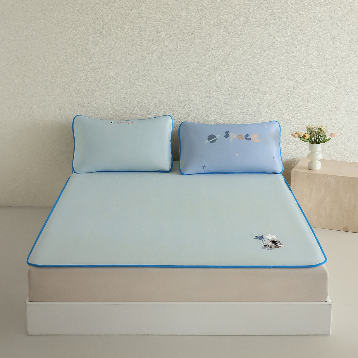 91家纺网 家纺一手货源 找家纺 禧禾 2026春夏新款A类600D数码冰丝席凉席席子-冰菓系列 星际宇航-床席款