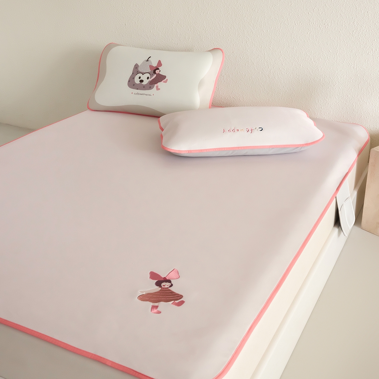 91家纺网 家纺一手货源 找家纺 禧禾 2026春夏新款A类600D数码冰丝席凉席席子-冰菓系列 蝴蝶女孩-床笠款