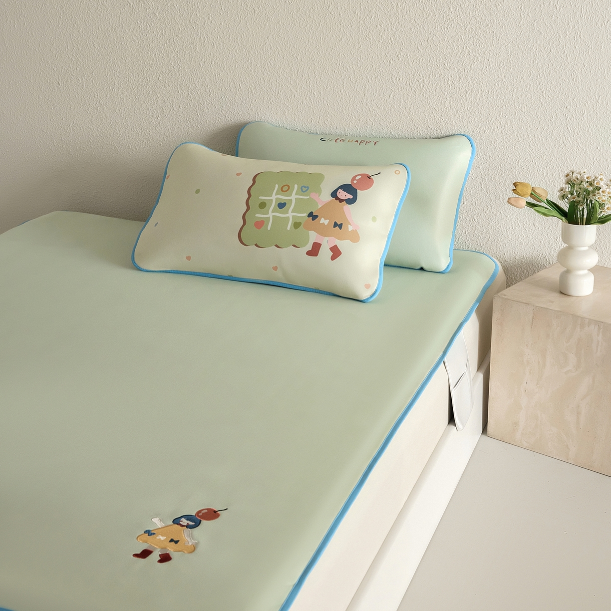 91家纺网 家纺一手货源 找家纺 禧禾 2026春夏新款A类600D数码冰丝席凉席席子-冰菓系列 苹果女孩-床笠款